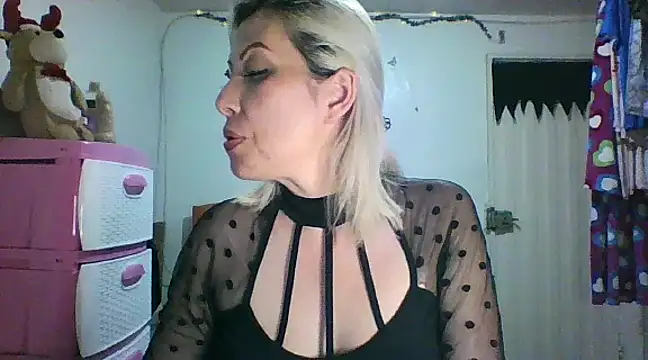 Snapshot of alixia81 chatting on January 11, 1:59 am alixia81 online show from January 11, 1:59 am
