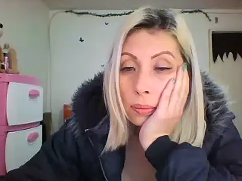 Snapshot of alixia81 chatting on January 13, 12:35 pm alixia81 online show from January 13, 12:35 pm