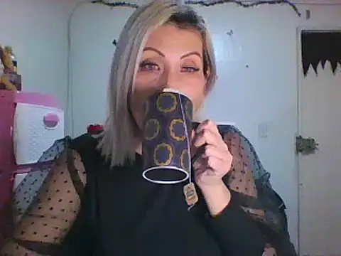 Snapshot of alixia81 chatting on January 15, 9:35 am alixia81 online show from January 15, 9:35 am