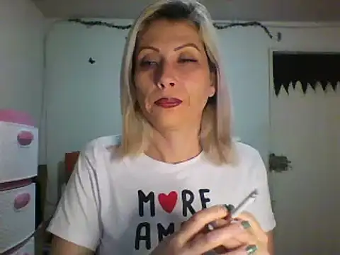 Snapshot of alixia81 chatting on January 19, 9:44 am alixia81 online show from January 19, 9:44 am