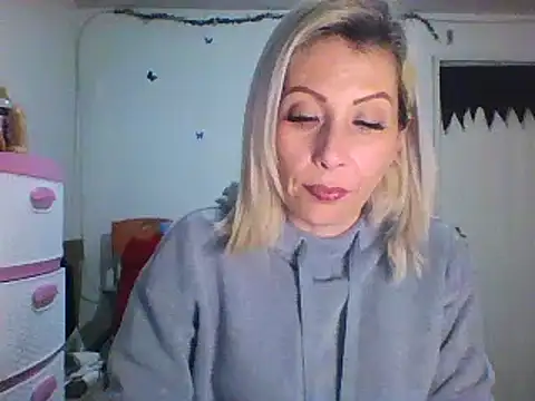 Snapshot of alixia81 chatting on January 21, 2:22 am alixia81 online show from January 21, 2:22 am