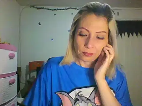 Snapshot of alixia81 chatting on January 23, 9:50 am alixia81 online show from January 23, 9:50 am