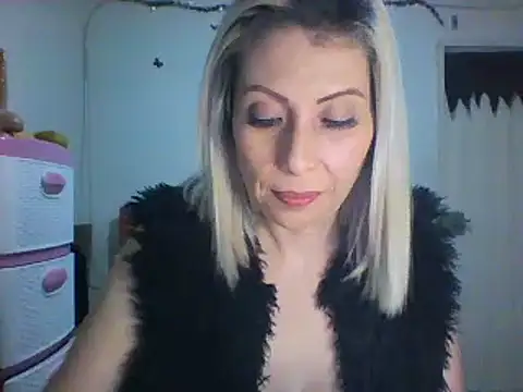 Snapshot of alixia81 chatting on January 31, 2:15 am alixia81 online show from January 31, 2:15 am