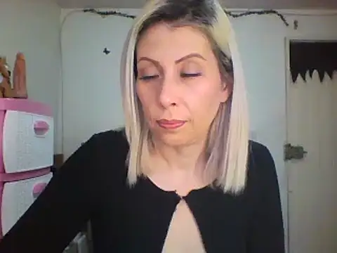 Snapshot of alixia81 chatting on February 2, 1:41 pm alixia81 online show from February 2, 1:41 pm