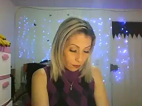Snapshot of alixia81 chatting on February 11, 12:17 am alixia81 online show from February 11, 12:17 am