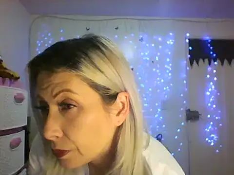 Snapshot of alixia81 chatting on February 16, 1:25 am alixia81 online show from February 16, 1:25 am