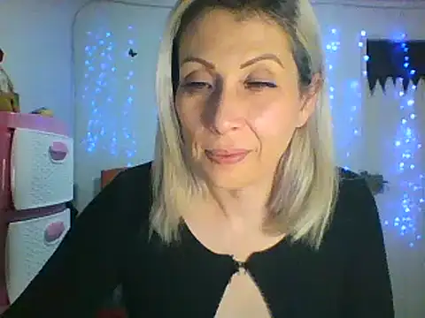 Snapshot of alixia81 chatting on February 18, 11:41 pm alixia81 online show from February 18, 11:41 pm