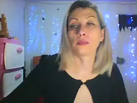 Snapshot of alixia81 chatting on February 19, 2:44 am alixia81 online show from February 19, 2:44 am