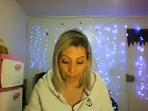 Snapshot of alixia81 chatting on February 21, 11:21 pm alixia81 online show from February 21, 11:21 pm