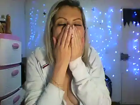 Snapshot of alixia81 chatting on February 22, 2:28 am alixia81 online show from February 22, 2:28 am