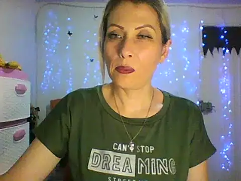 Snapshot of alixia81 chatting on February 25, 11:22 pm alixia81 online show from February 25, 11:22 pm