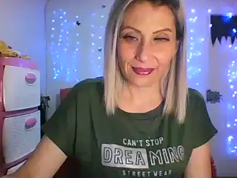 Snapshot of alixia81 chatting on March 1, 2:15 am alixia81 online show from March 1, 2:15 am