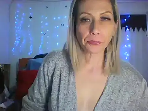 Snapshot of alixia81 chatting on March 22, 1:32 am alixia81 online show from March 22, 1:32 am