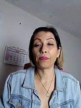Snapshot of alixia81 chatting on October 6, 9:29 am alixia81 online show from October 6, 9:29 am