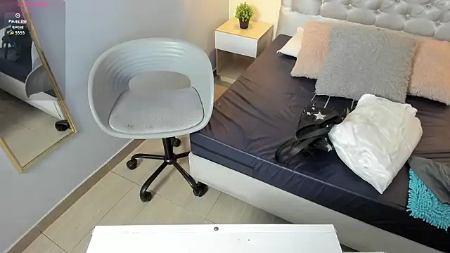 escarleth   online show from March 4, 11:38 am