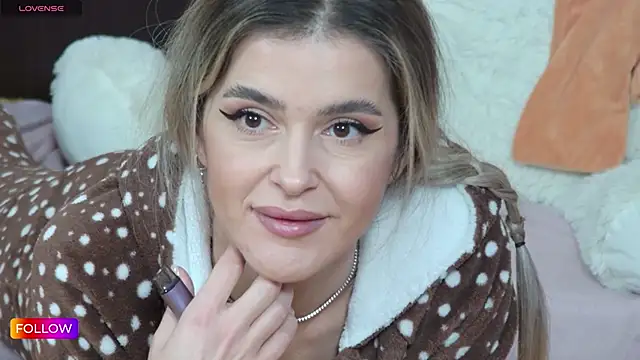 Snapshot of Sarah-Hart chatting on December 23, 10:32 am Sarah-Hart online show from December 23, 10:32 am