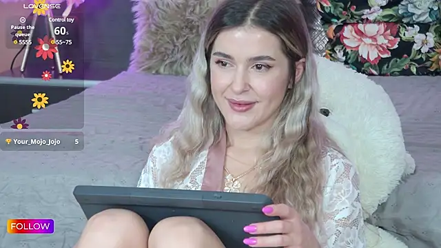 Snapshot of Sarah-Hart chatting on February 8, 8:52 am Sarah-Hart online show from February 8, 8:52 am