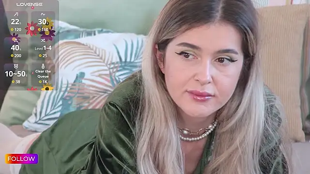 Snapshot of Sarah-Hart chatting on March 4, 5:21 am Sarah-Hart online show from March 4, 5:21 am