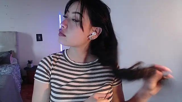 Snapshot of Emilyswan04 chatting on January 13, 6:59 pm Emilyswan04 online show from January 13, 6:59 pm