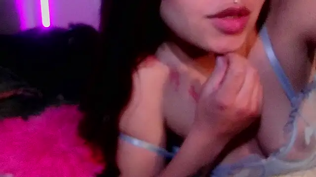 Snapshot of Emilyswan04 chatting on March 14, 9:21 pm Emilyswan04 online show from March 14, 9:21 pm