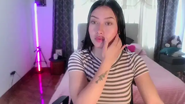 Snapshot of Emilyswan04 chatting on March 21, 4:29 pm Emilyswan04 online show from March 21, 4:29 pm