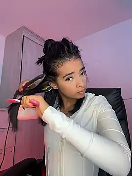 Snapshot of Laura_fernandezII chatting on April 23, 7:49 pm Laura fernandezII online show from April 23, 7:49 pm