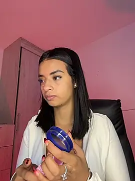 Snapshot of Laura_fernandezII chatting on April 24, 2:19 pm Laura fernandezII online show from April 24, 2:19 pm