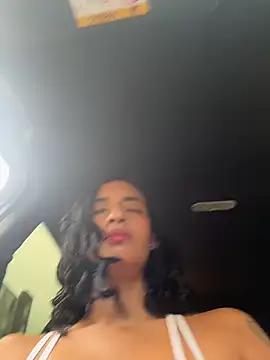 Snapshot of Laura_fernandezII chatting on May 13, 4:04 pm Laura fernandezII online show from May 13, 4:04 pm