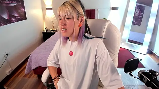 Snapshot of _sharlotte777 chatting on December 5, 2:55 pm  sharlotte777 online show from December 5, 2:55 pm