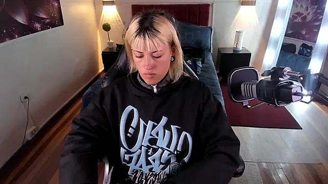 Snapshot of _sharlotte777 chatting on January 18, 2:33 pm  sharlotte777 online show from January 18, 2:33 pm