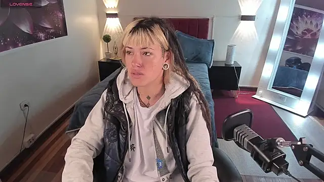 Snapshot of _sharlotte777 chatting on January 24, 2:51 pm  sharlotte777 online show from January 24, 2:51 pm