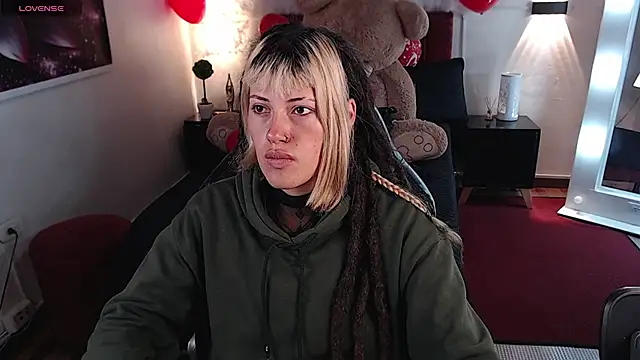 Snapshot of _sharlotte777 chatting on February 17, 1:42 pm  sharlotte777 online show from February 17, 1:42 pm