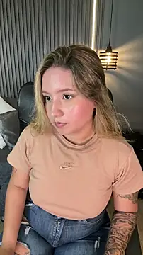 Snapshot of MiaPetit_ chatting on November 2, 6:21 pm MiaPetit online show from November 2, 6:21 pm