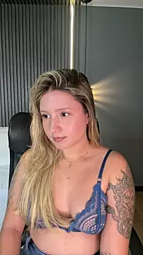 Snapshot of MiaPetit_ chatting on November 6, 12:00 am MiaPetit online show from November 6, 12:00 am