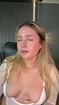 Snapshot of MiaPetit_ chatting on November 9, 6:39 pm MiaPetit online show from November 9, 6:39 pm