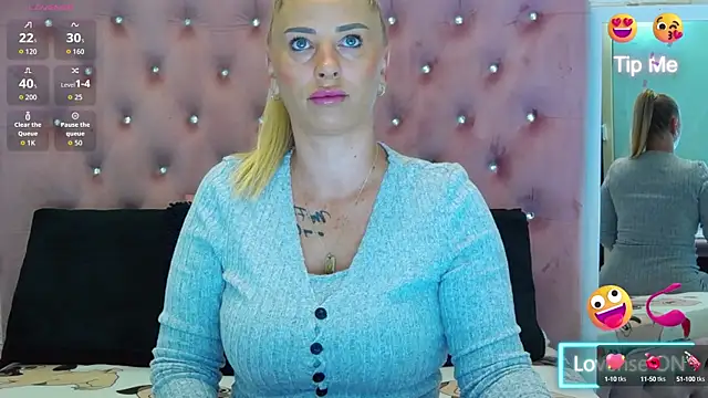 Snapshot of KikiSweet08 chatting on September 11, 4:12 am KikiSweet08 online show from September 11, 4:12 am