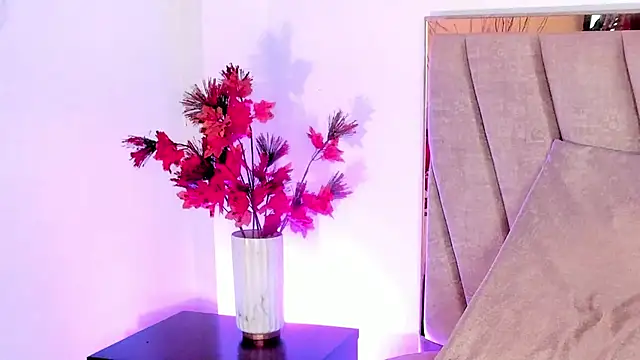 Snapshot of HollyHudsonn chatting on December 4, 3:32 pm HollyHudsonn online show from December 4, 3:32 pm