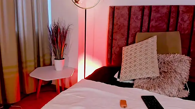 Snapshot of HollyHudsonn chatting on December 16, 11:55 am HollyHudsonn online show from December 16, 11:55 am