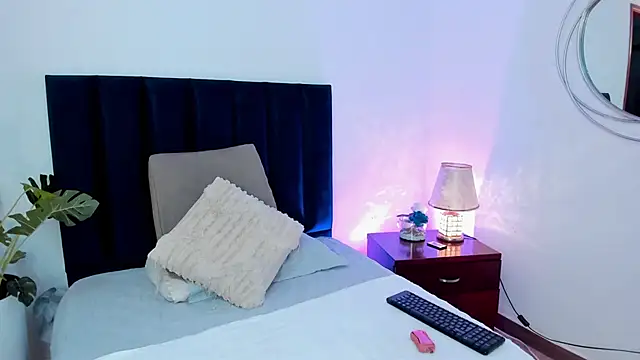 Snapshot of HollyHudsonn chatting on December 17, 12:00 pm HollyHudsonn online show from December 17, 12:00 pm