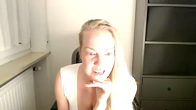 Snapshot of _LunaxLia_ chatting on November 16, 6:02 pm LunaxLia online show from November 16, 6:02 pm