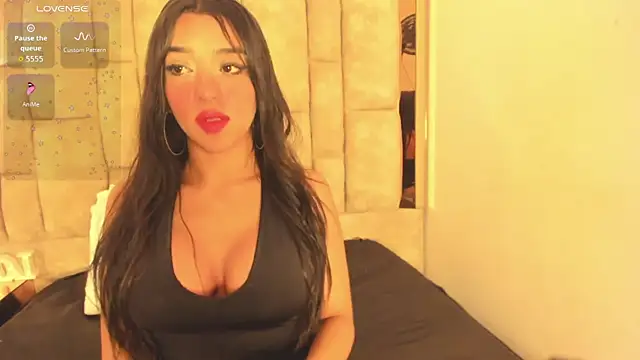 Snapshot of Oliviaa_Evans chatting on November 8, 4:01 am Oliviaa Evans online show from November 8, 4:01 am