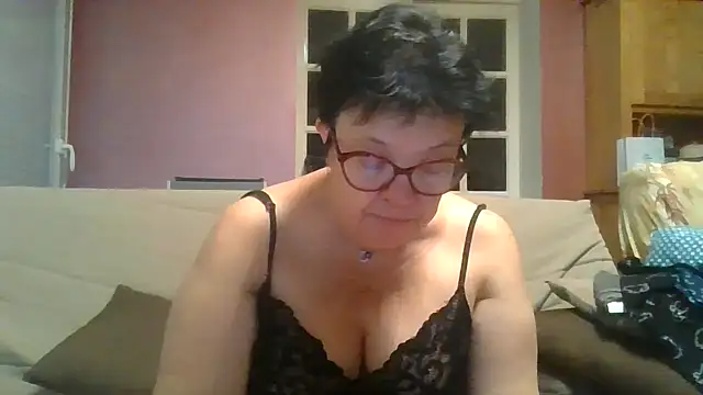 Snapshot of Vandeae44 chatting on May 12, 8:17 pm Vandeae44 online show from May 12, 8:17 pm