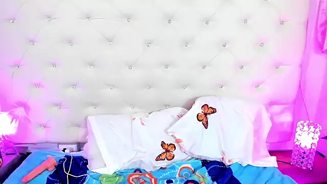Snapshot of sophie_pariss chatting on February 9, 6:11 am sophie pariss online show from February 9, 6:11 am