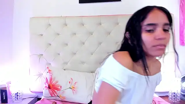 Snapshot of sophie_pariss chatting on February 12, 6:19 am sophie pariss online show from February 12, 6:19 am