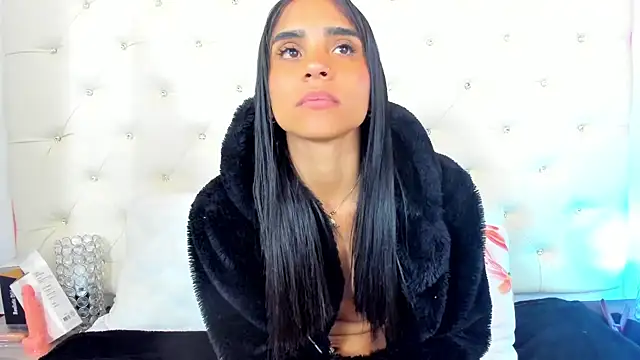 Snapshot of sophie_pariss chatting on February 21, 6:40 am sophie pariss online show from February 21, 6:40 am
