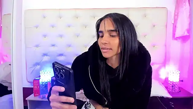 Snapshot of sophie_pariss chatting on February 27, 7:12 am sophie pariss online show from February 27, 7:12 am