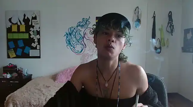 Snapshot of fenixmfx19 chatting on January 8, 5:05 pm fenixmfx19 online show from January 8, 5:05 pm