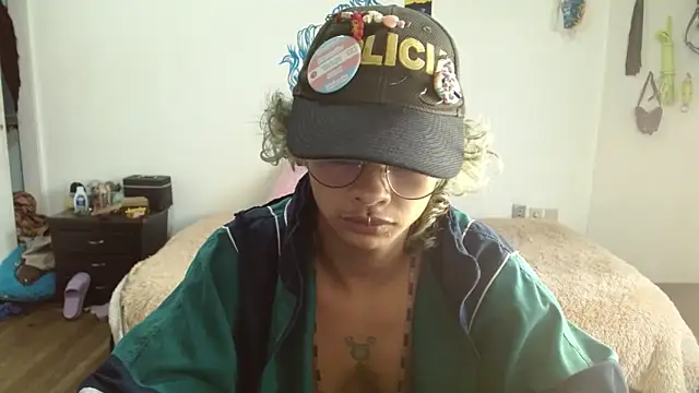 Snapshot of fenixmfx19 chatting on February 24, 10:14 pm fenixmfx19 online show from February 24, 10:14 pm