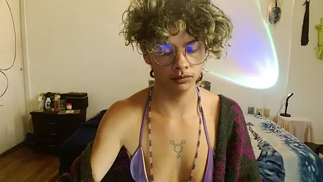 Snapshot of fenixmfx19 chatting on March 5, 7:06 pm fenixmfx19 online show from March 5, 7:06 pm