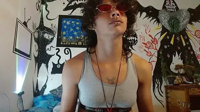 Snapshot of fenixmfx19 chatting on October 6, 9:12 pm fenixmfx19 online show from October 6, 9:12 pm